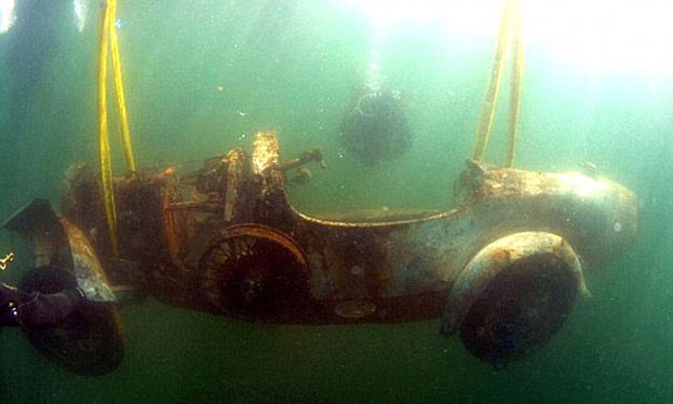 Egy Bugatti 73 éve a víz alatt