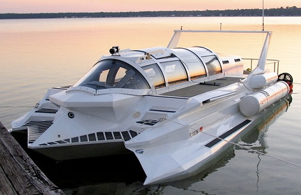 Elkészült a tökéletes vízi jármű: itt a motorcsónak-tengeralattjáró hibrid!